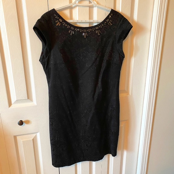 🖤 Brocade patterned mini dress with embellished neck, cap sleeve - EXC condition - Picture 1 of 8
